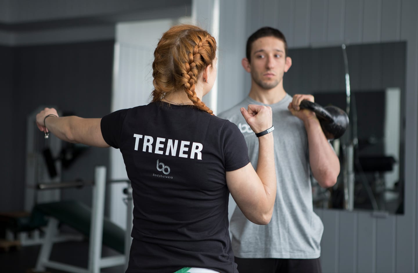 Monika prowadzi trening techniki z odważnikiem kettlebell